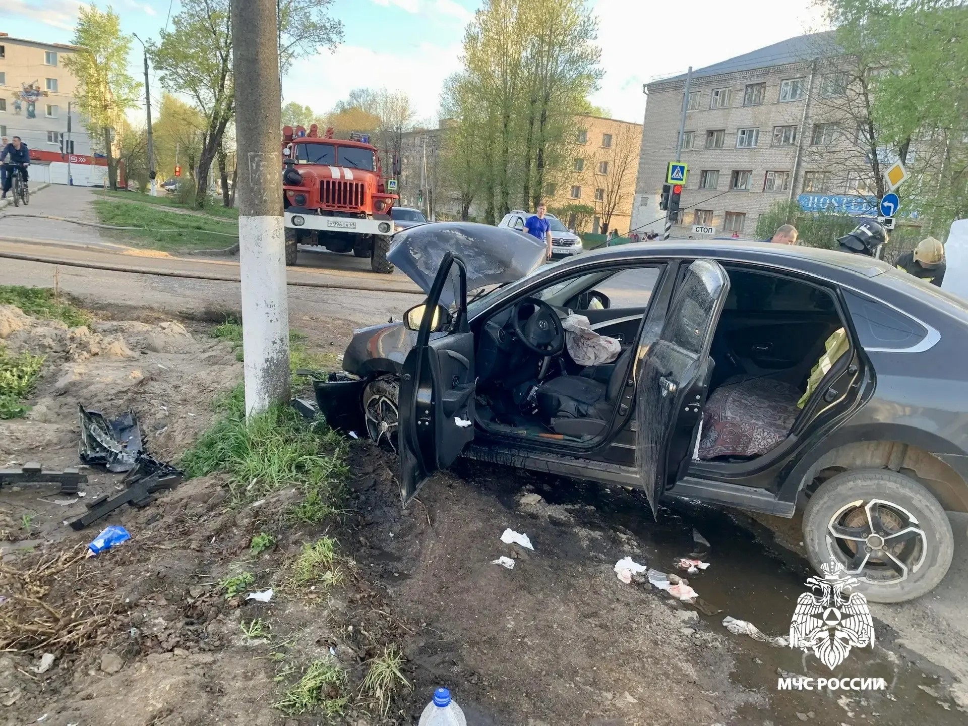 Четыре человека пострадали в столкновении двух "Ниссанов" в Тверской области