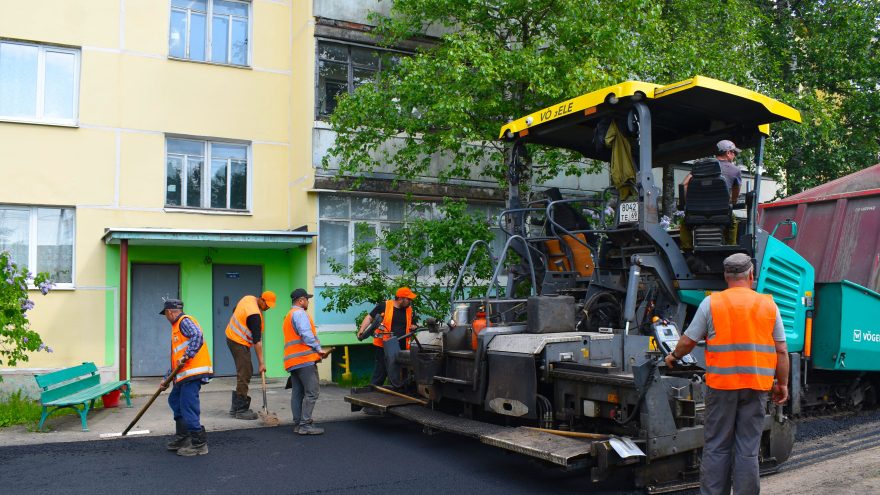 В Твери ремонтируют дворы