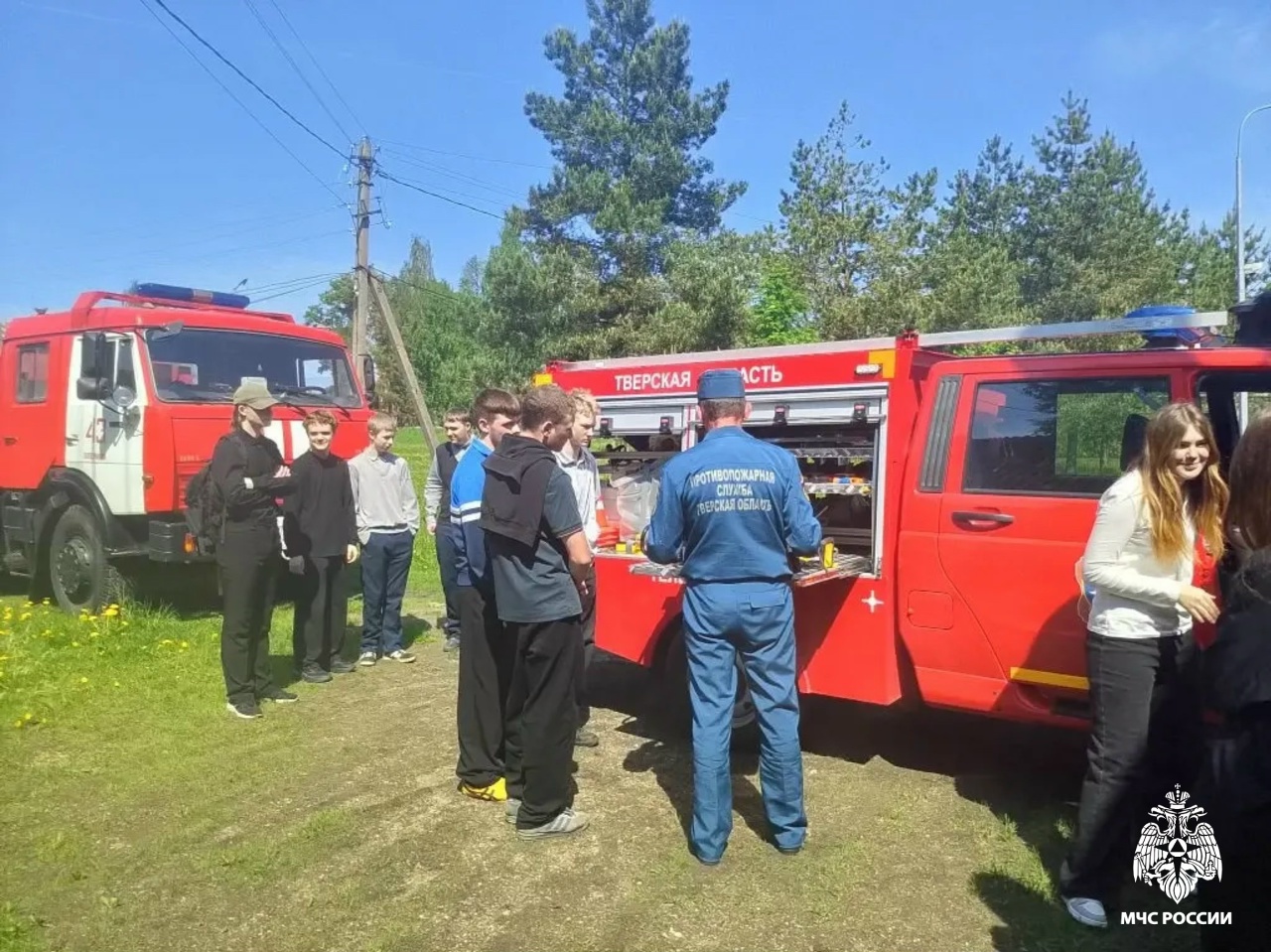 Пожарные показали оленинским подросткам стоящую на вооружении технику
