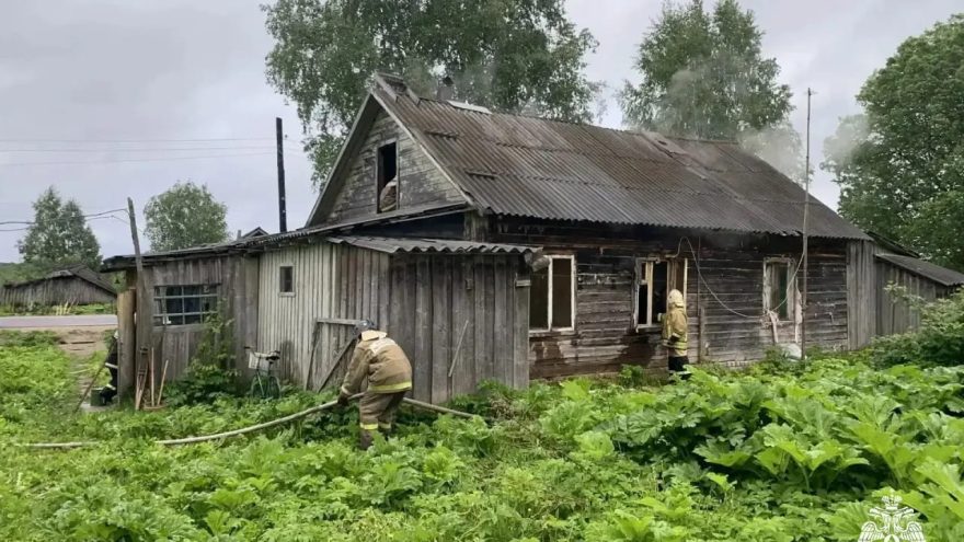 Три человека погибли при пожаре в Тверской области
