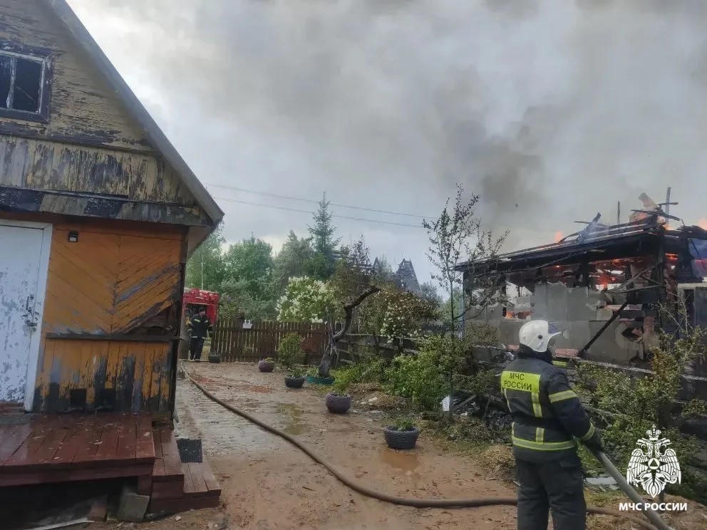 В Тверской области пожарные спасли от огня соседний дом