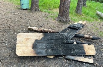 В Тверской области вандалы сожгли стол и скамейку сожгли