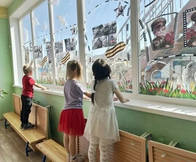 Школьники и малыши украшают «Окна Победы» в Тверской области