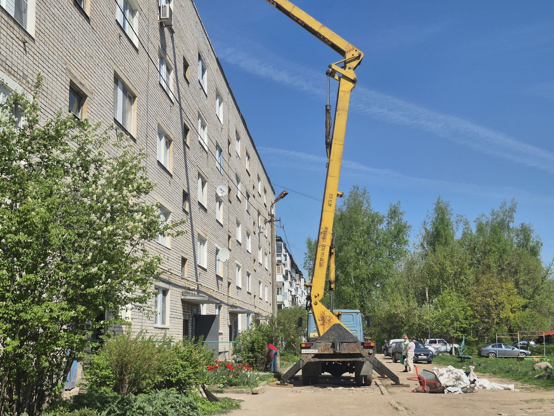 В Ржеве по поручению главы региона Виталия Королева продолжаются восстановительные работы на месте падения БПЛА