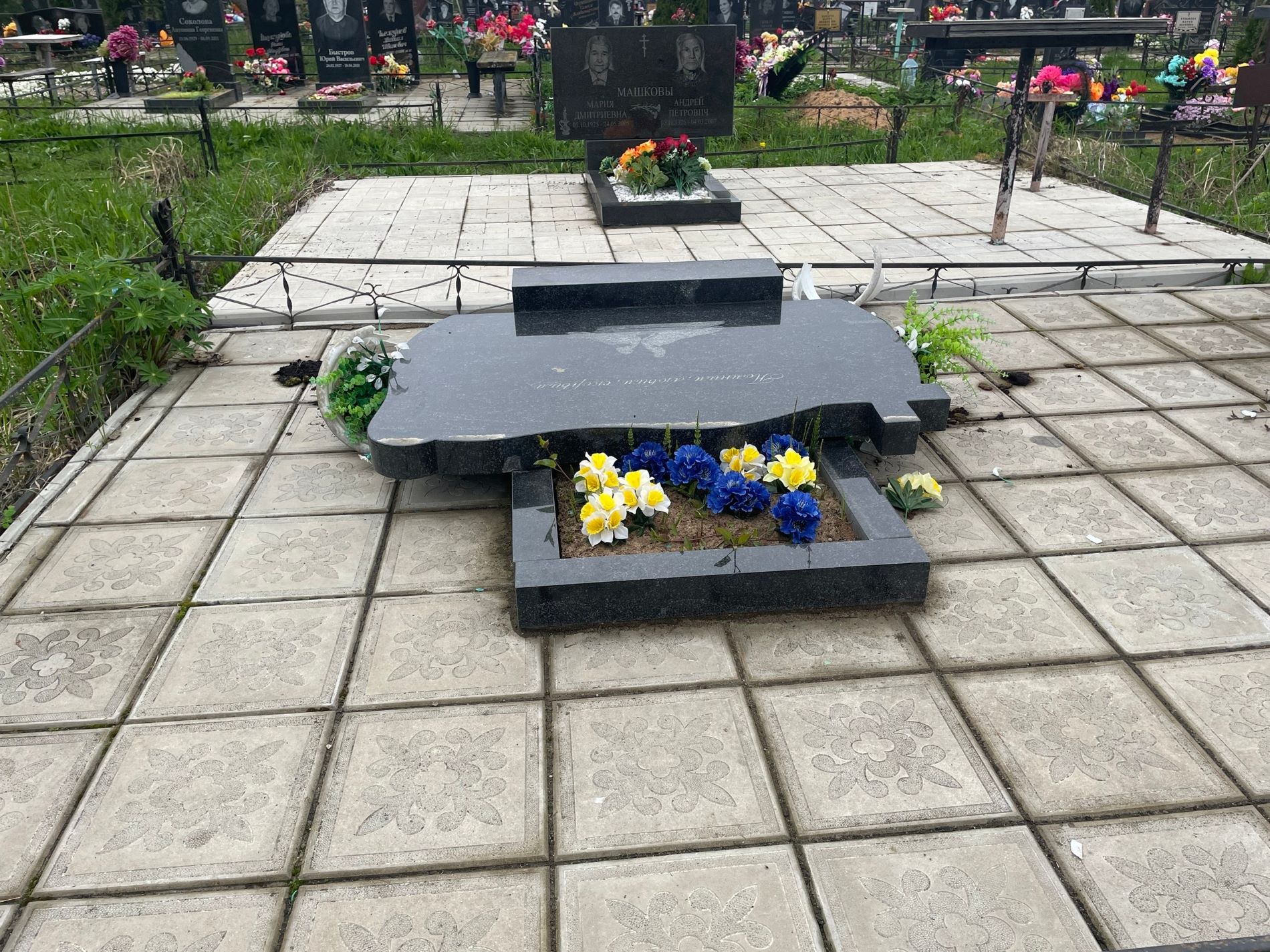 Вандалы продолжают громить кладбища в Тверской области