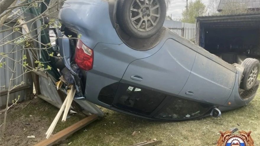 В Тверской области автомобиль пробил забор и перевернулся