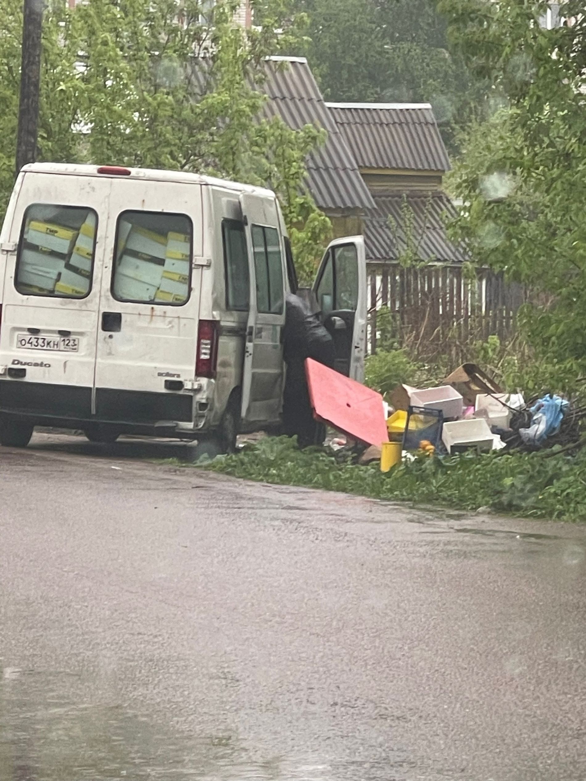 В Тверской области просят наказать водителя, выгрузившего мусор напротив детской студии