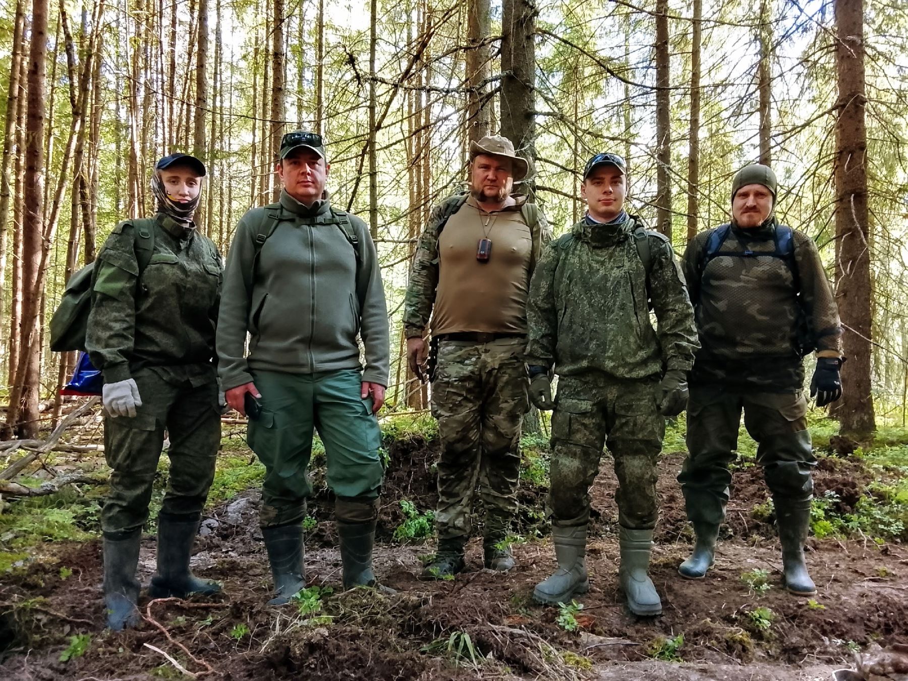 Поисковики нашли следы экипажа на месте гибели самолета в Тверской области