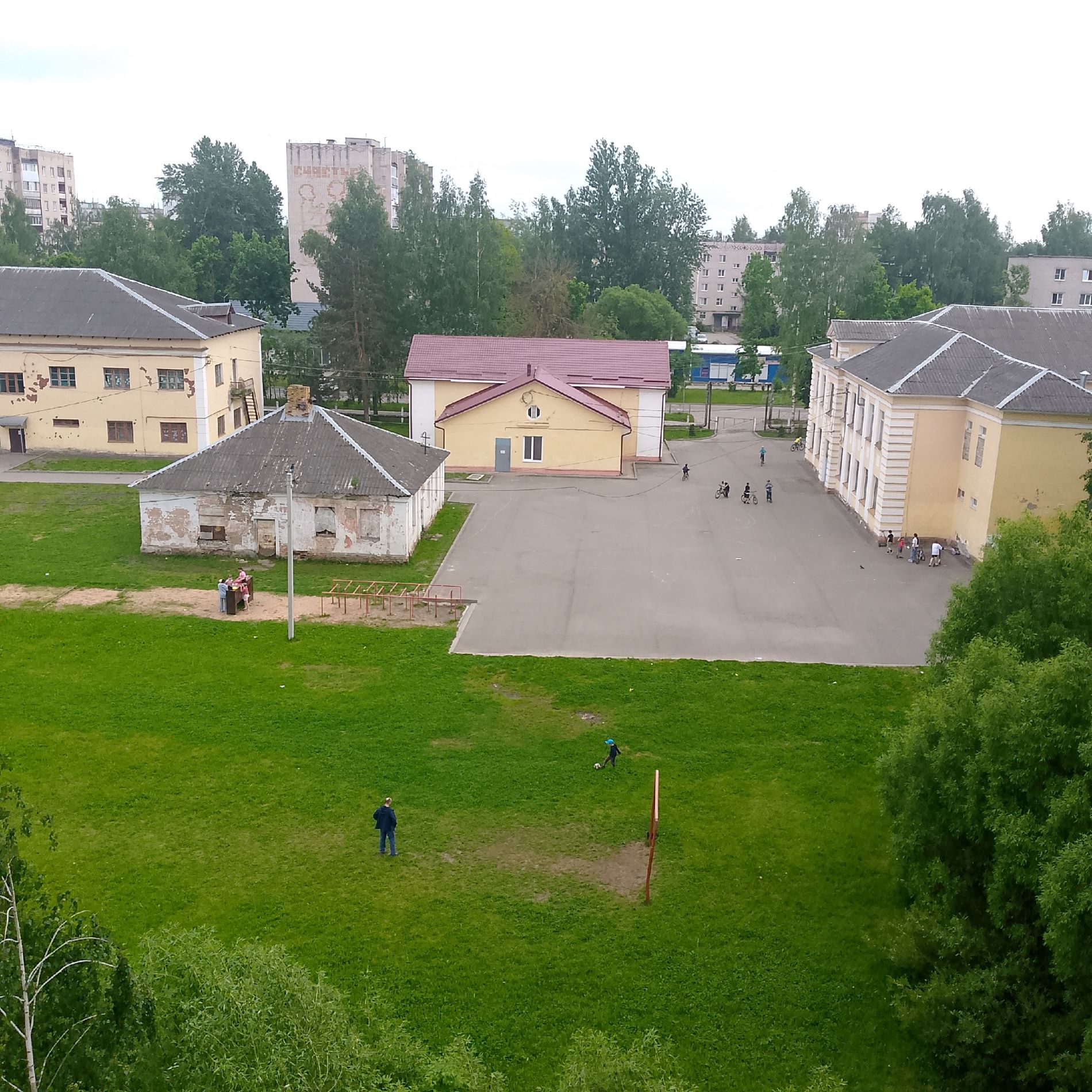 В Тверской области ищут родителей мальчика, который пробил окно из пистолета