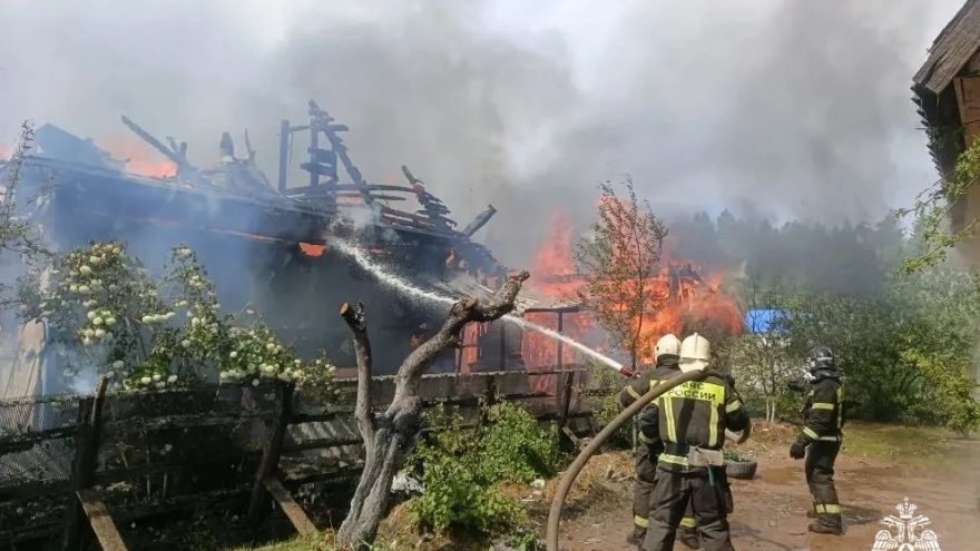 В Тверской области пожарные спасли от огня соседний дом