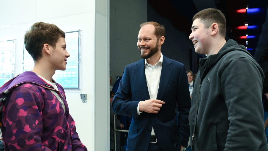 Виталий Королев поручил усилить работу по трудоустройству подростков в округах и колледжах региона