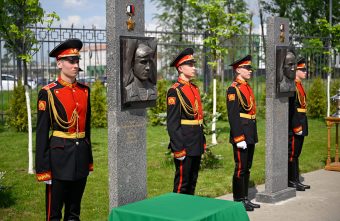 Виталий Королев открыл стелы, увековечивающие подвиги Героев России героев