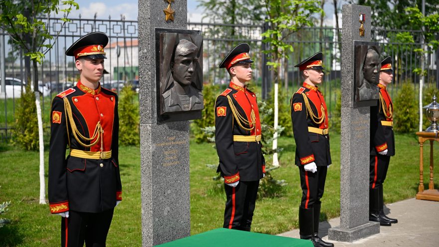 героев