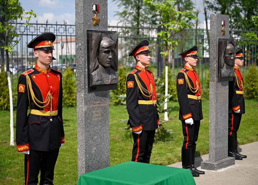 героев