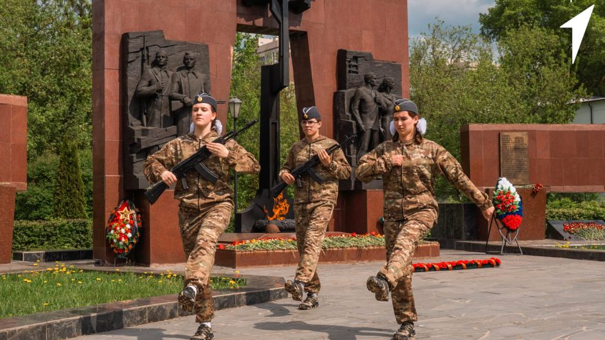 Тверские школьники и студенты продемонстрировали знания по истории и строевую подготовку