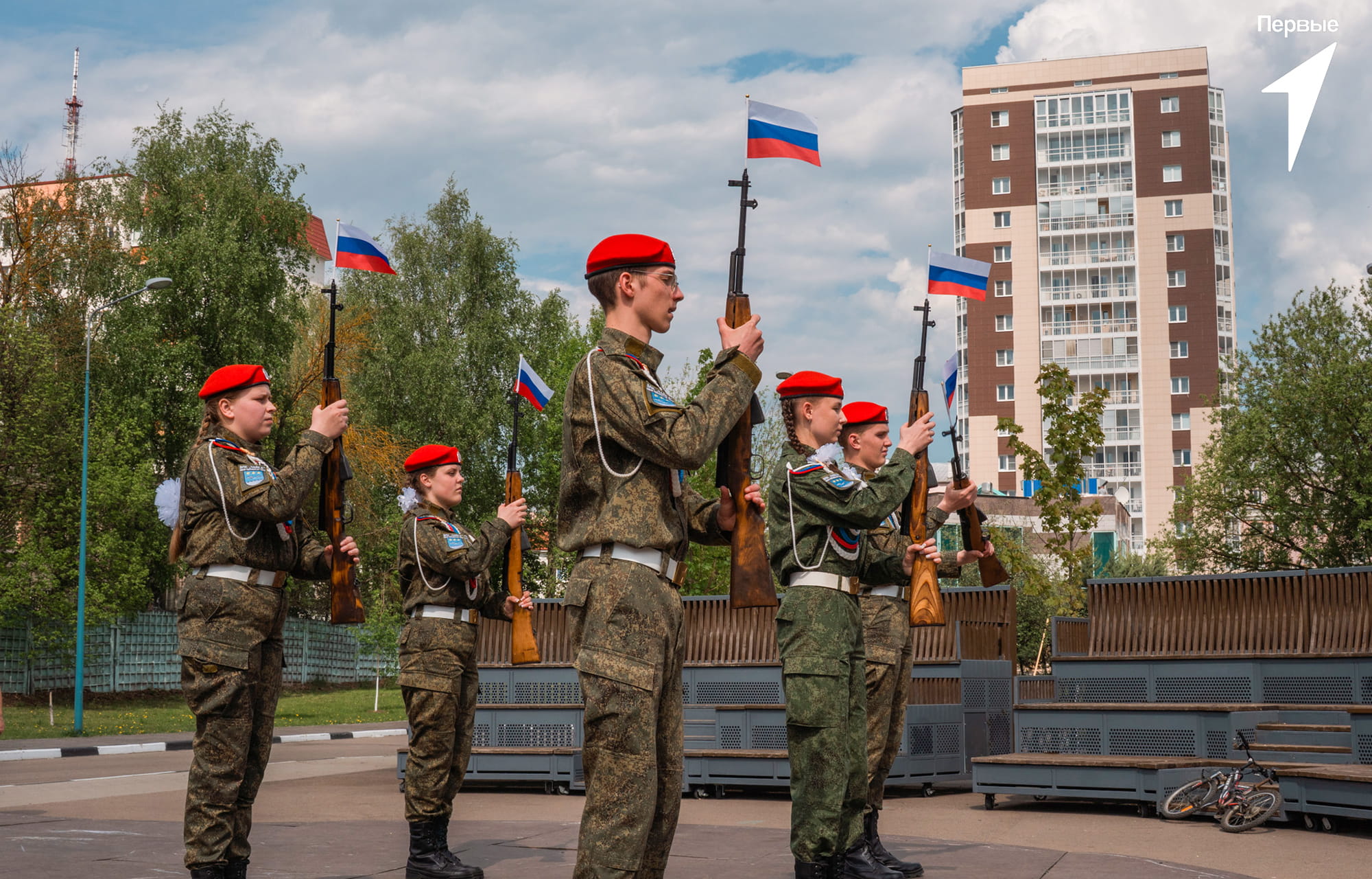 Тверские школьники и студенты продемонстрировали знания по истории и строевую подготовку
