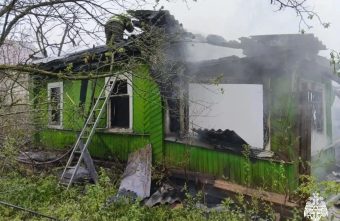 В Тверской области пожарные не допустили перехода пламени на жилой дом пламени