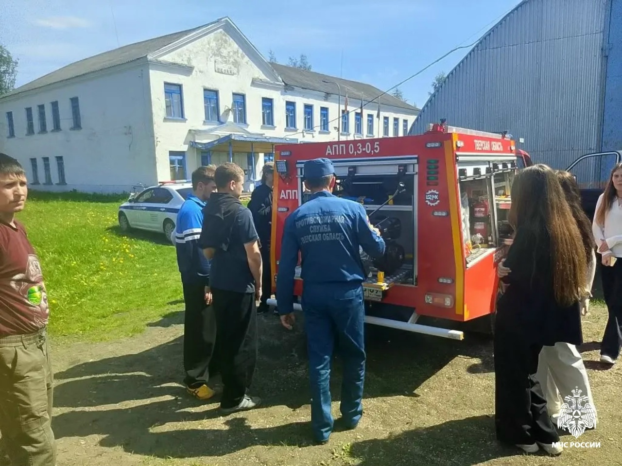 Пожарные показали оленинским подросткам стоящую на вооружении технику