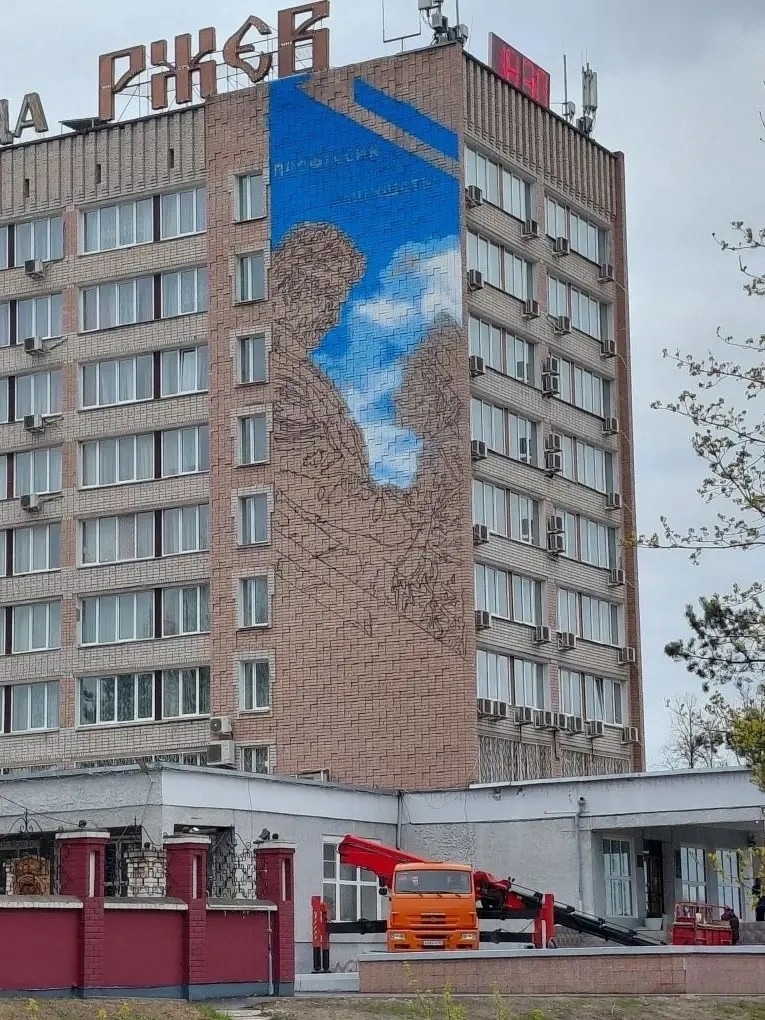 На гостинице в Тверской области рисуют мурал