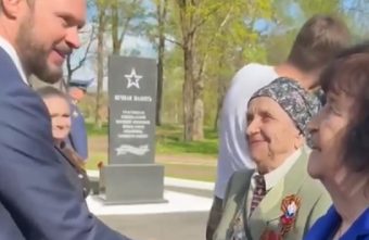 Поздравляя бабушку-ветерана, глава региона Виталий Королев не сдержал слез