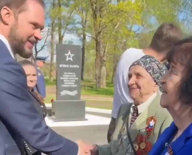 Поздравляя бабушку-ветерана, глава региона Виталий Королев не сдержал слез