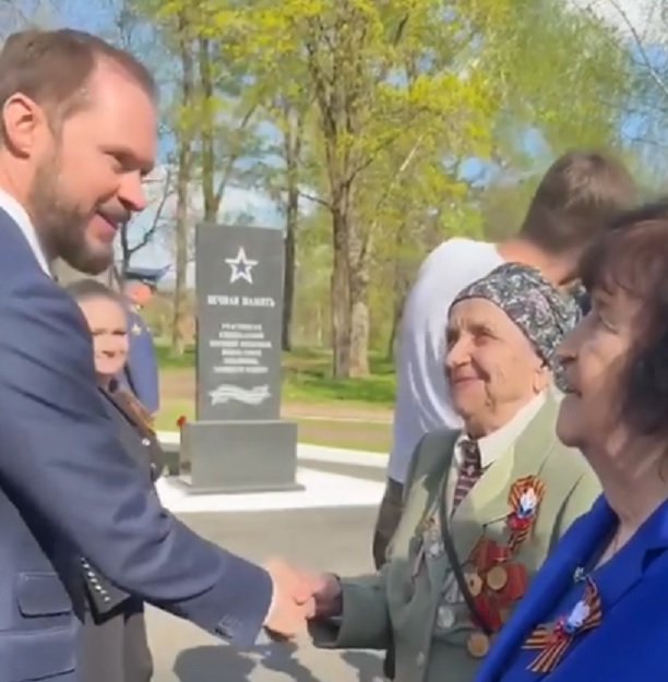 Поздравляя бабушку-ветерана, глава региона Виталий Королев не сдержал слез