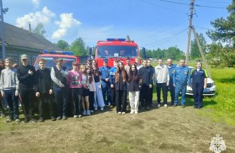 Пожарные показали оленинским подросткам стоящую на вооружении технику