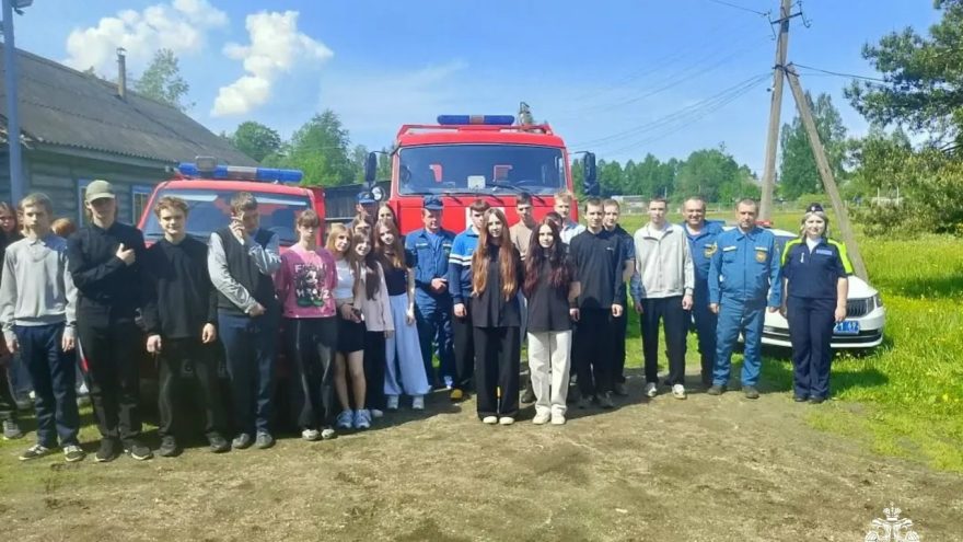 Пожарные показали оленинским подросткам стоящую на вооружении технику