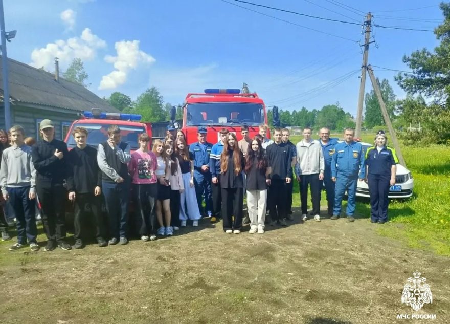 Пожарные показали оленинским подросткам стоящую на вооружении технику