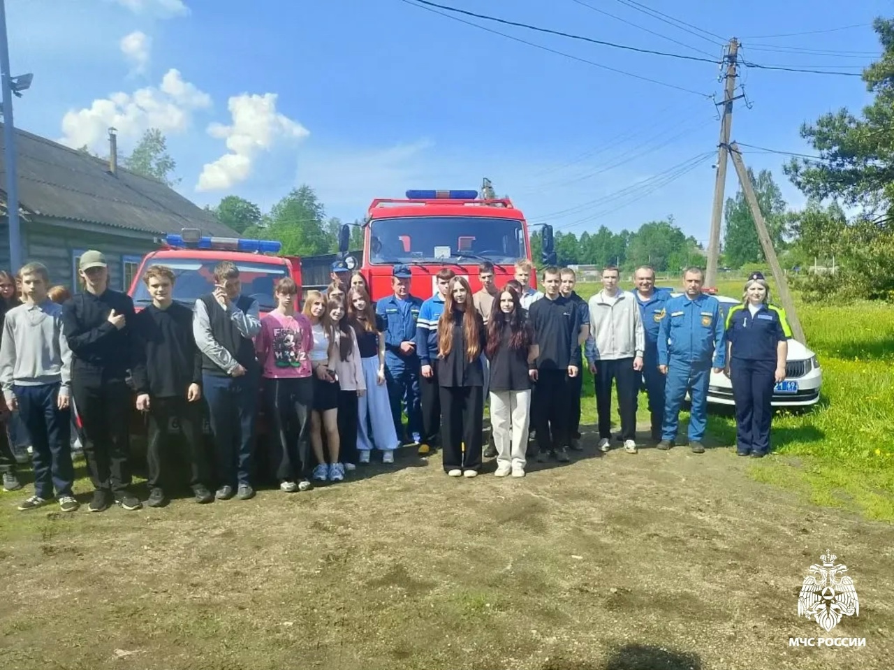 Пожарные показали оленинским подросткам стоящую на вооружении технику