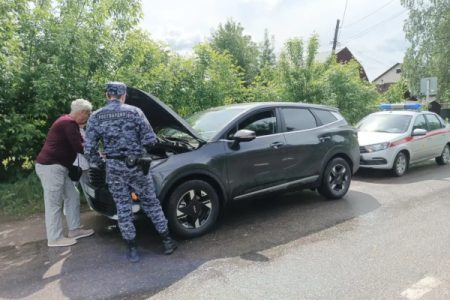 Росгвардейцы помогли водителю на дороге в Тверской области росгвардейцы