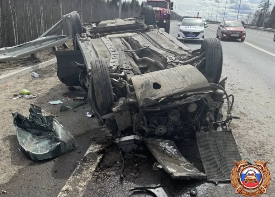 В Тверской области иномарка влетела в отбойник и перевернулась