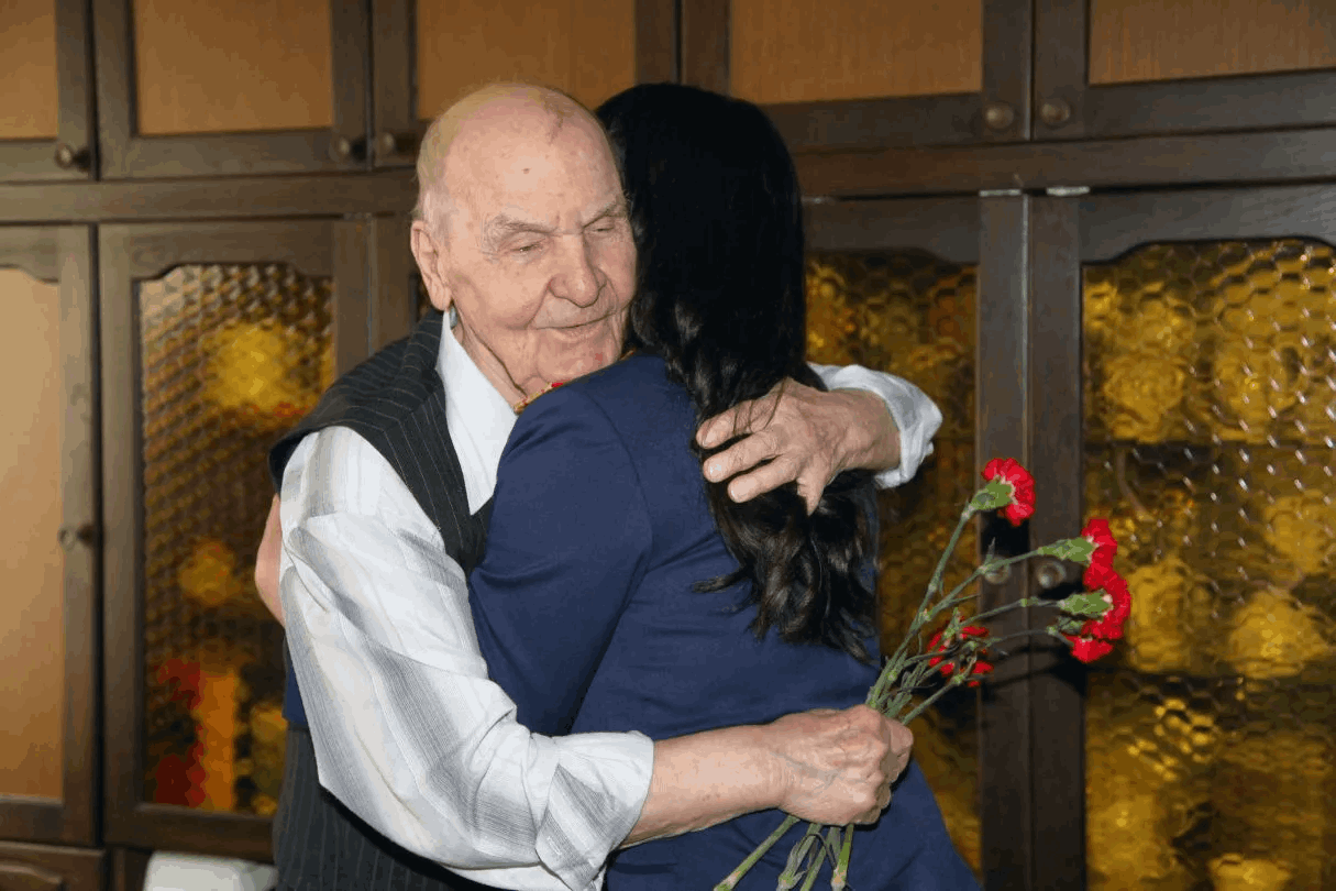 В Твери офицеры Следственного комитета поздравили ветерана с 81-летием Победы