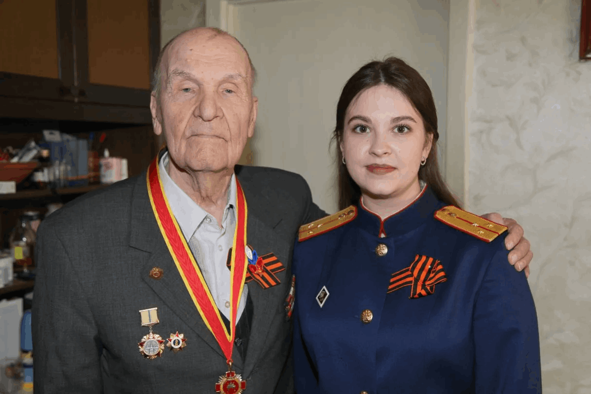 В Твери офицеры Следственного комитета поздравили ветерана с 81-летием Победы
