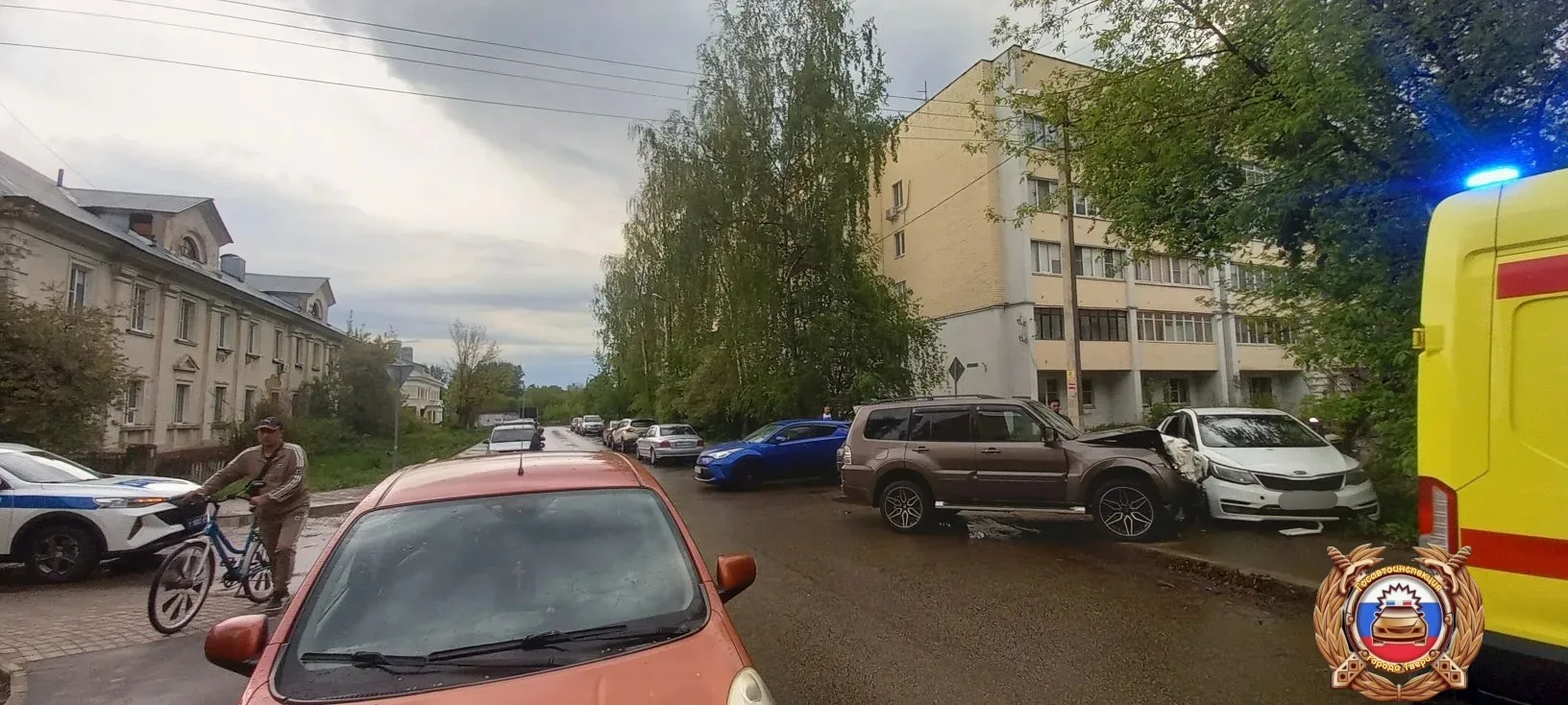 В Твери столкнулись "Киа Рио" и "Митсубиси Паджеро"
