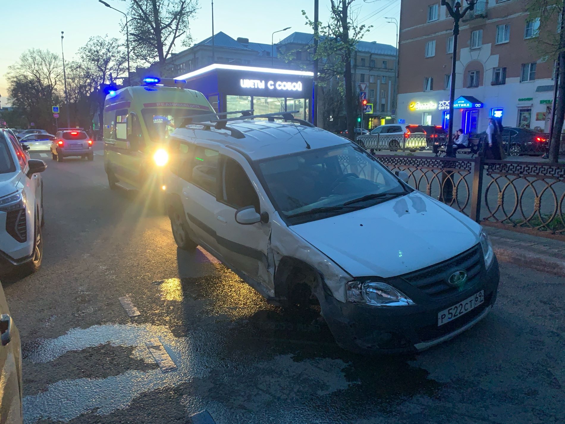 В Твери жестко столкнулись два автомобиля
