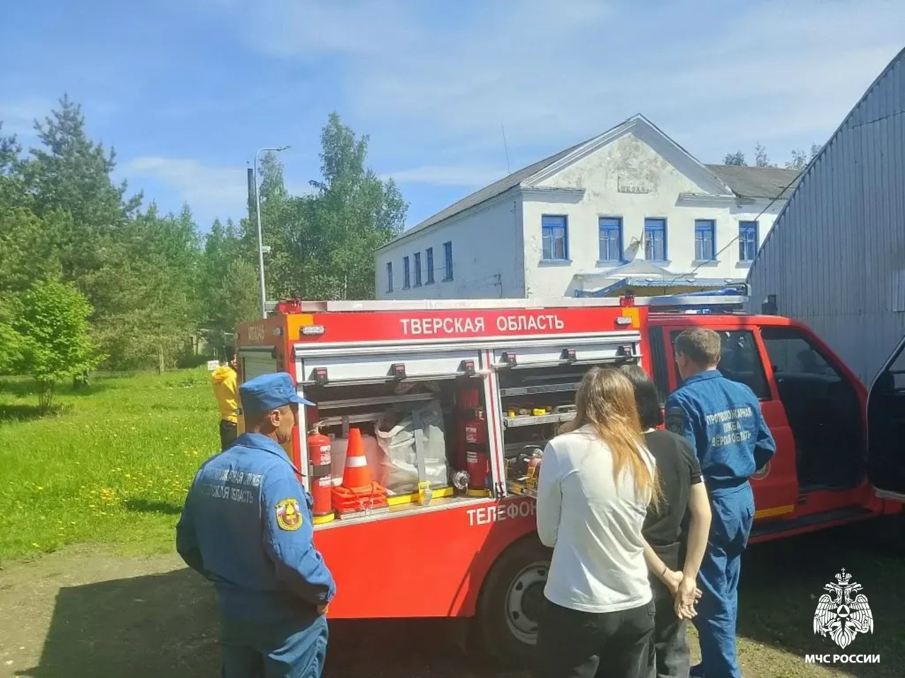 Пожарные показали оленинским подросткам стоящую на вооружении технику