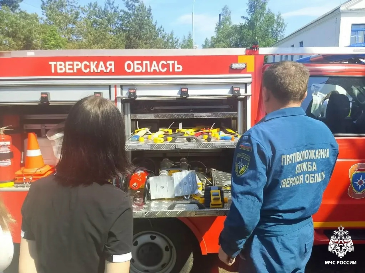 Пожарные показали оленинским подросткам стоящую на вооружении технику
