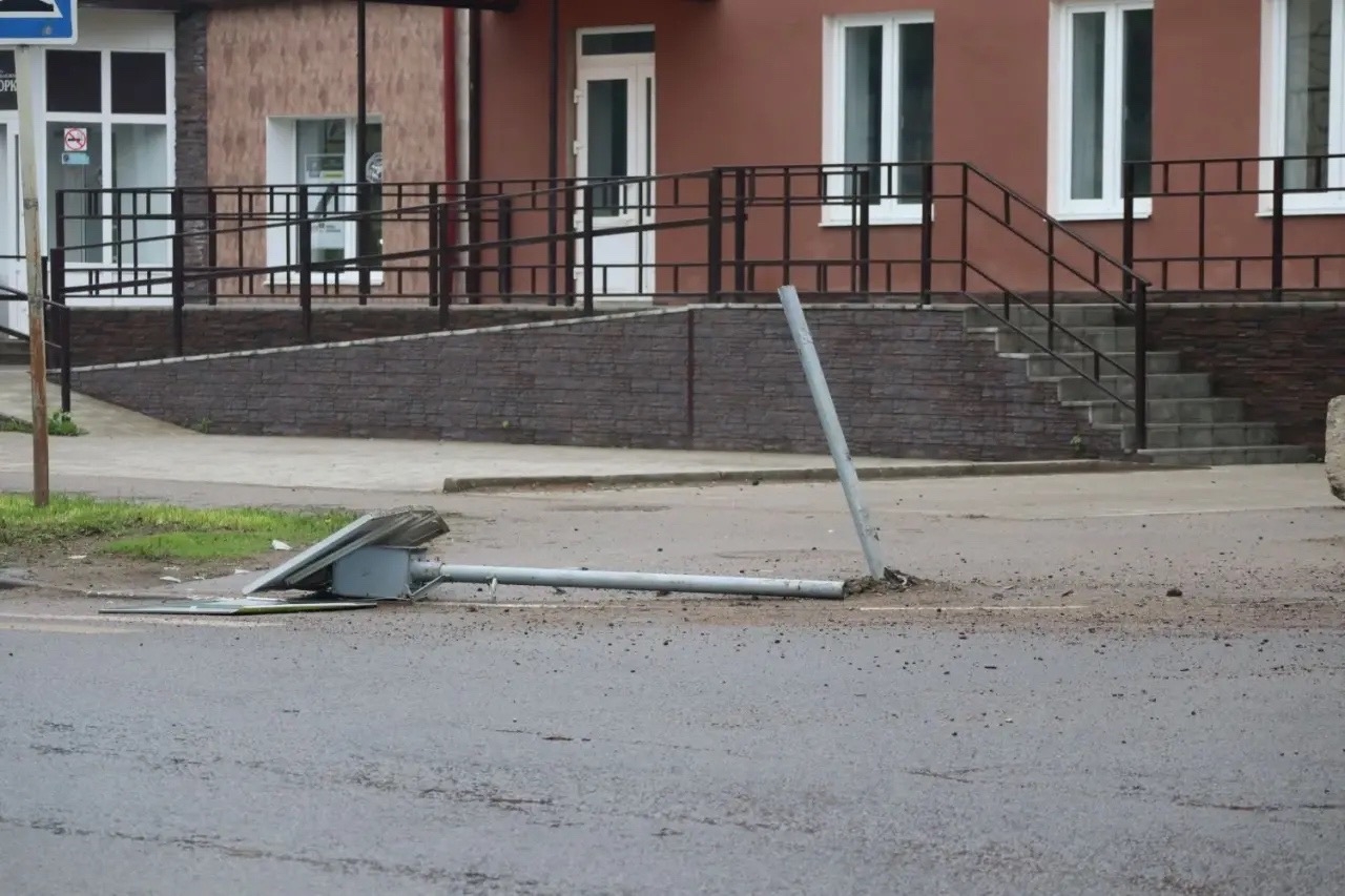 В Тверской области ищут водителя, сбившего опору