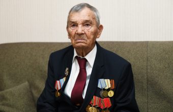 Глава региона Виталий Королев поздравил фронтовика Арсения Сухопарова с государственной наградой
