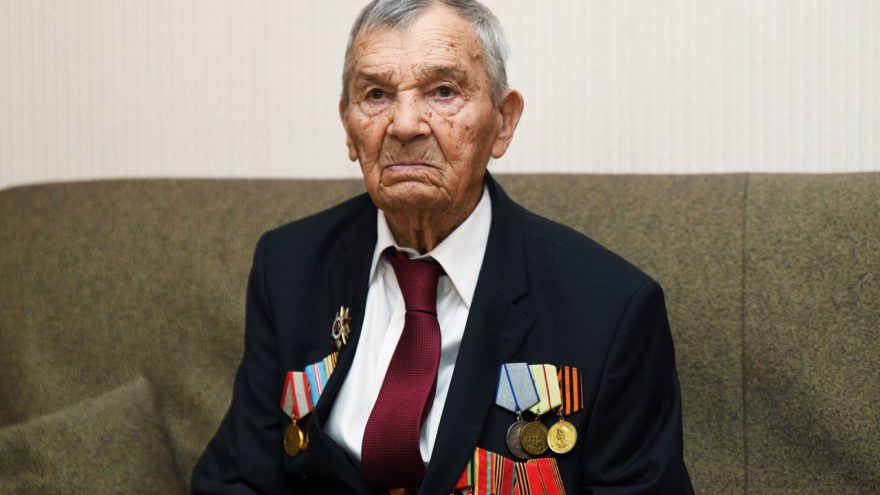 Глава региона Виталий Королев поздравил фронтовика Арсения Сухопарова с государственной наградой