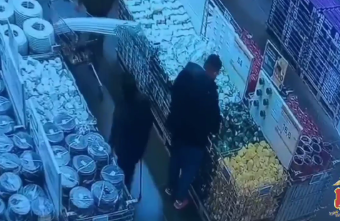 В Твери сняли на видео двух хитрых похитителей – отца и сына