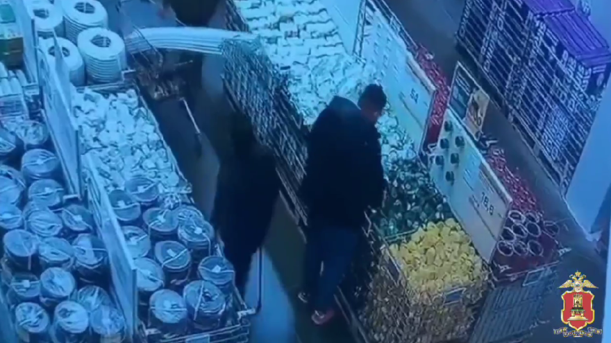 В Твери сняли на видео двух хитрых похитителей – отца и сына