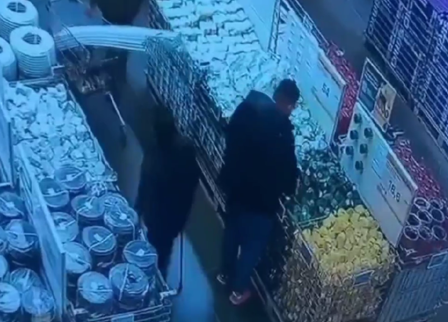 В Твери сняли на видео двух хитрых похитителей – отца и сына