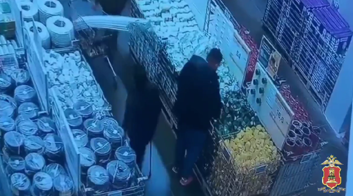 В Твери сняли на видео двух хитрых похитителей – отца и сына