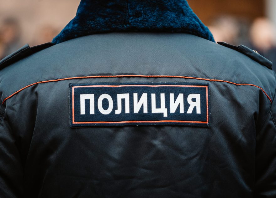 угрожал