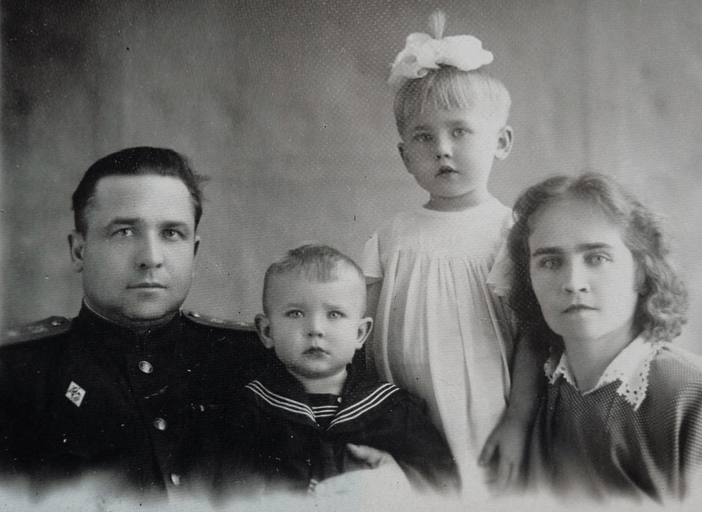 Фотовыставка «Свадьбы военных лет» открылась во Дворце бракосочетания Тверской области