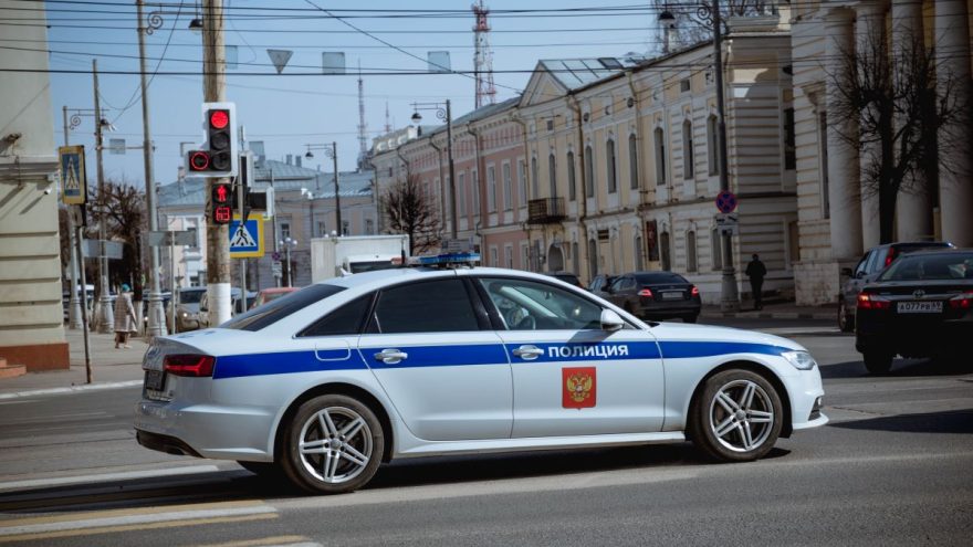 В Твери полиция ищет неизвестных, повредивших остановочный павильон