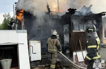 Из-за нарушений требований пожарной безопасности загорелся дом в СНТ Тверской области дом