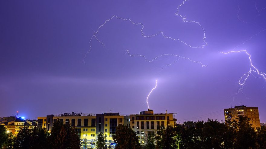 предупреждает